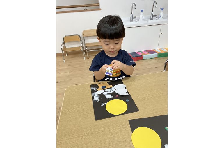月見の制作をするこども②