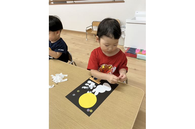 月見の制作をするこども③