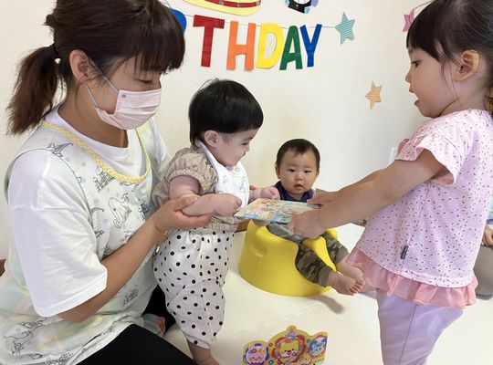 函館市　企業主導型保育園　お誕生日会　カードもらう　様子
