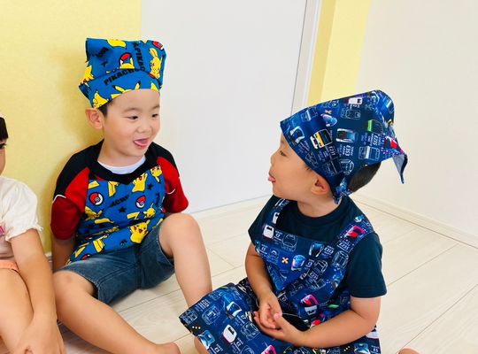 札幌市　厚別　認定保育園　エプロンを着けた　子どもたち