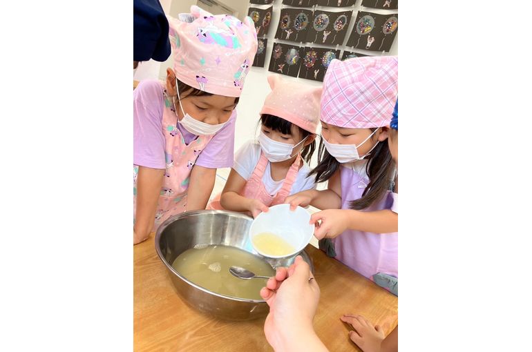 江別市　野幌　保育園　ゼラチンを入れる　子どもたち