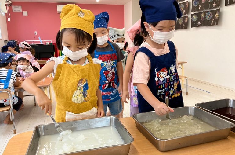 江別市　野幌　保育園　ゼラチンを混ぜる　子どもたち