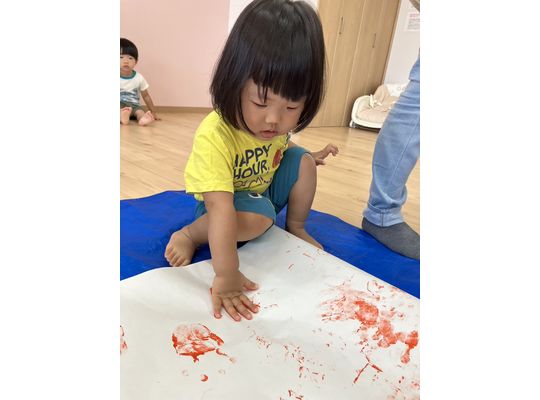 江別市　元江別　保育園　白い紙に　手形　ペタペタ　女の子