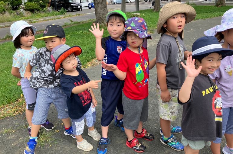 江別市　野幌　認定保育園　お散歩　様子
