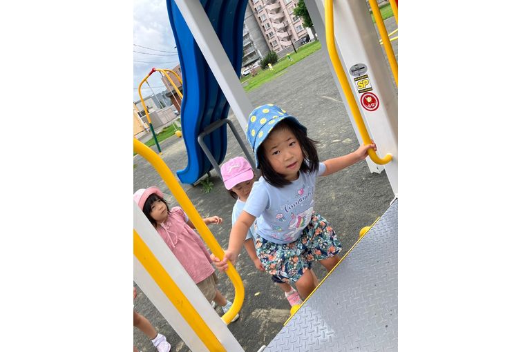 江別市　野幌　認定保育園　すべり台　階段上る　女の子