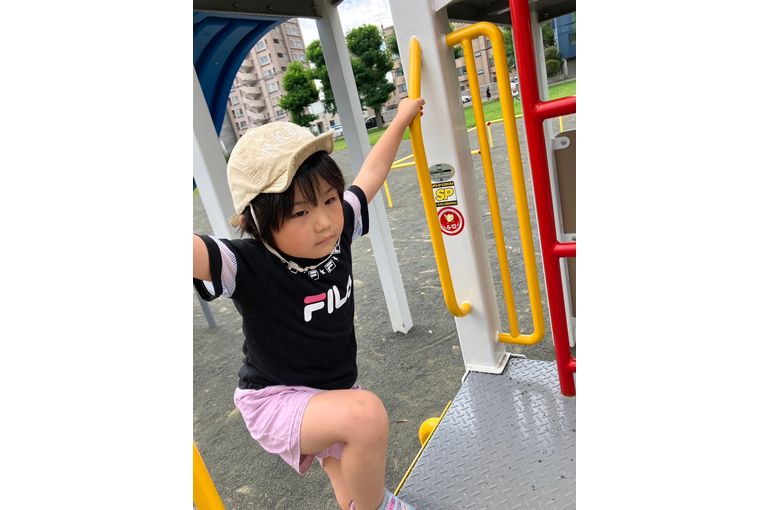 江別市　野幌　認定保育園　すべり台　階段上る　女の子