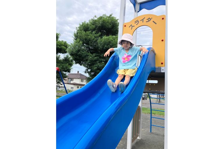 江別市　野幌　認定保育園　すべり台　滑って楽しむ　園児