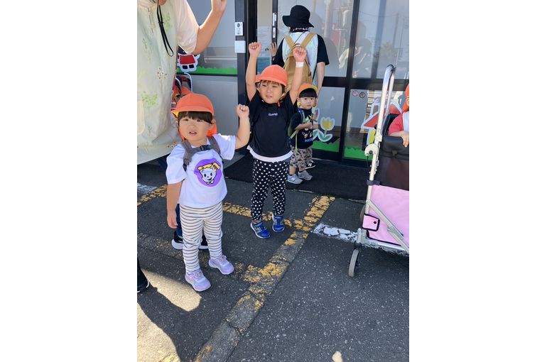 出発前にポーズするこども