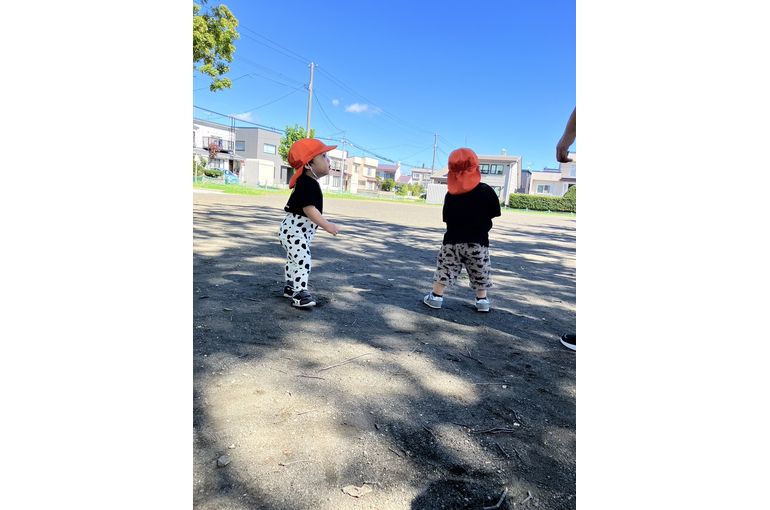 貼れた空を見上げるこども