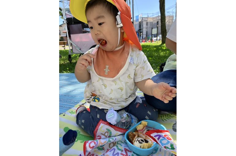 弁当を頬張るこども②