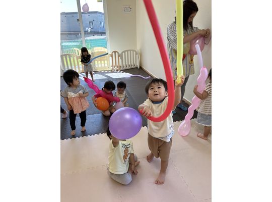 風船で遊ぶこども①