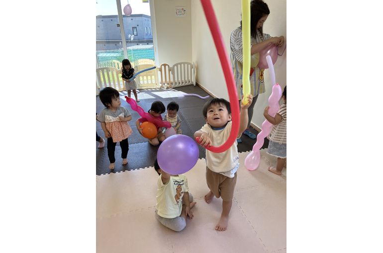 風船で遊ぶこども①