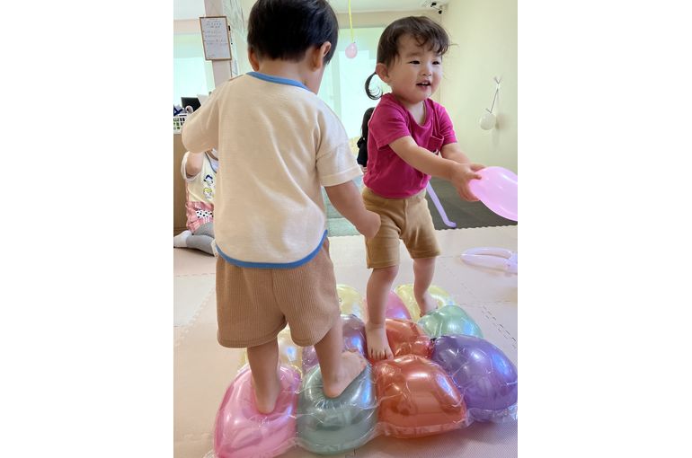 風船で遊ぶこども②