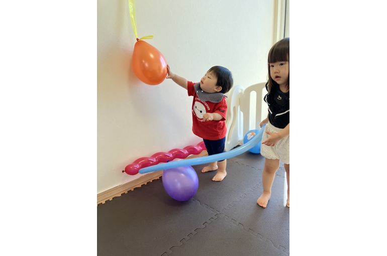 風船で遊ぶこども③