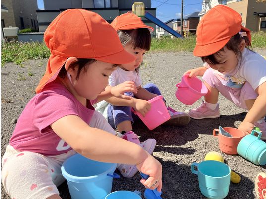 砂場で遊ぶこどもたち