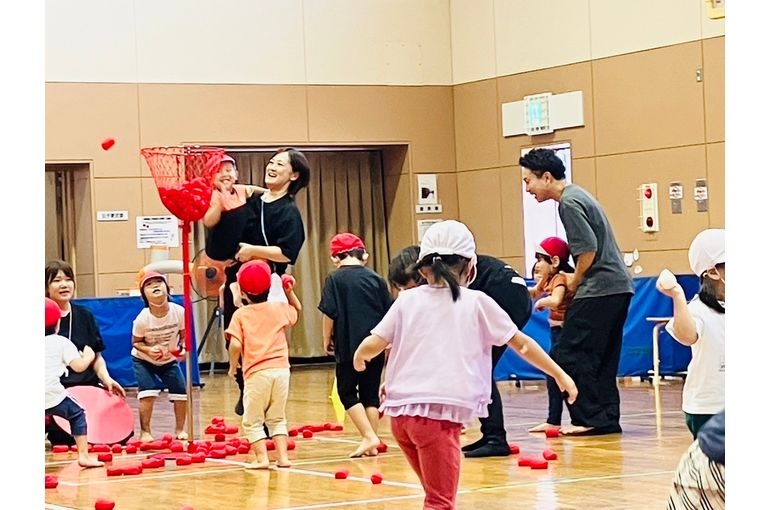 玉入れをするこどもたち