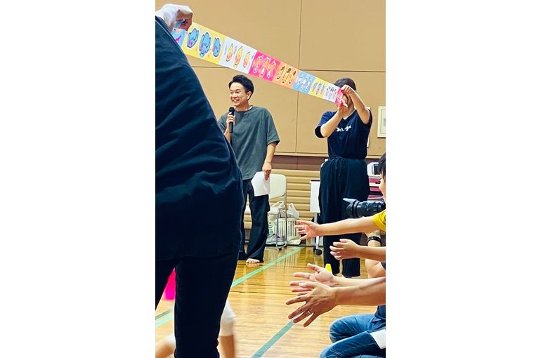 ゴールテープで待つ先生