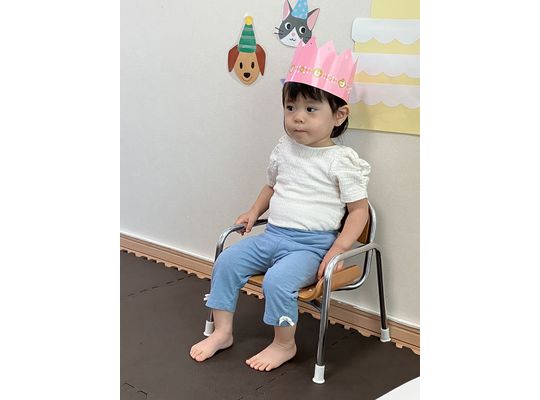 函館市　保育園　お誕生会　冠をのせた　園児
