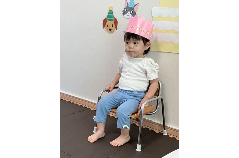 函館市　保育園　お誕生会　冠をのせた　園児