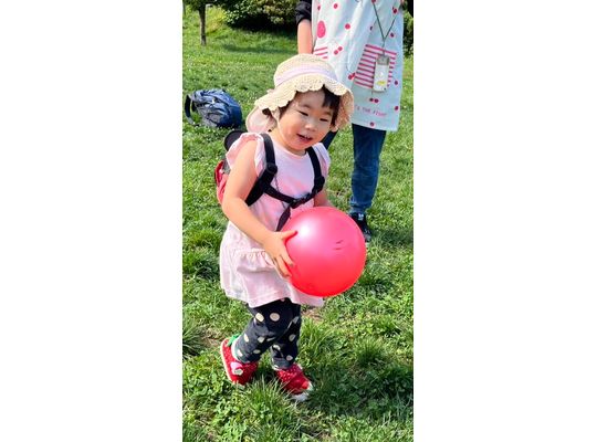 札幌市　保育園　ボール遊び　女の子