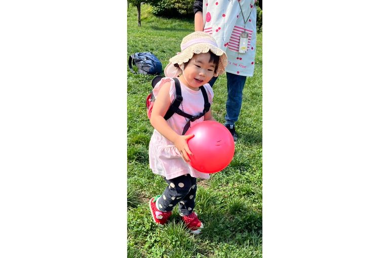 札幌市　保育園　ボール遊び　女の子