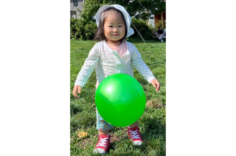 札幌市　企業主導型保育園　ボール遊び　女の子