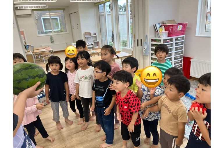 すいかをみるこどもたち