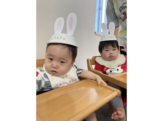 ウサギのかぶりものをしているこども