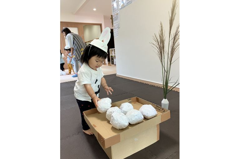 団子を運ぶこども①