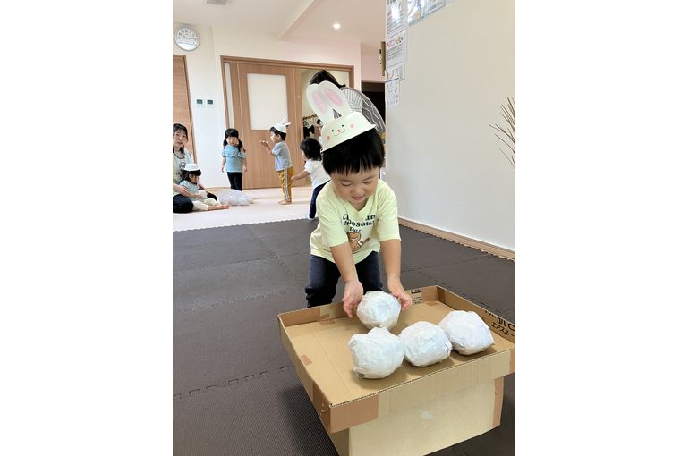 団子を運ぶこども②