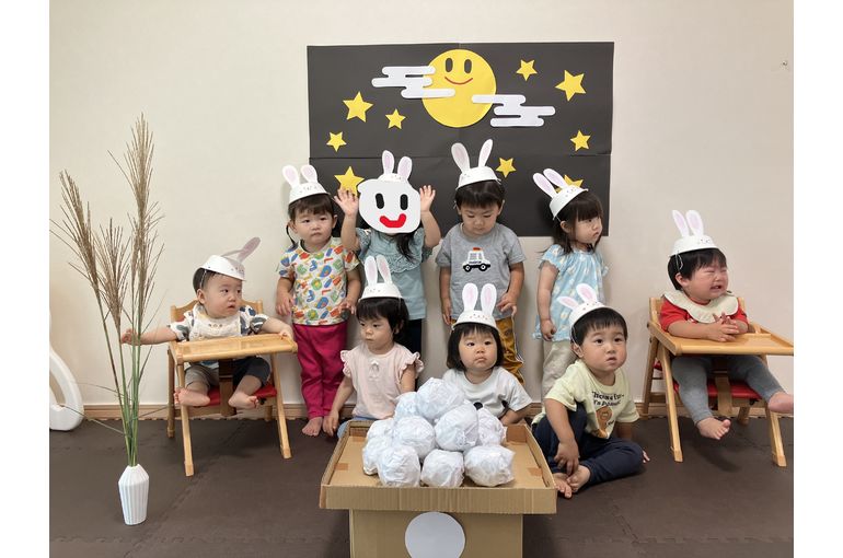 製作した団子を前に集合写真