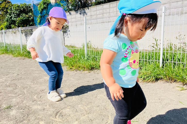 札幌市　厚別　認定保育園　けんけんする　園児たち