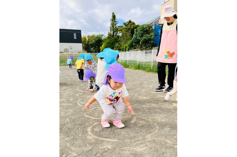 札幌市　厚別　認定保育園　砂遊びの様子