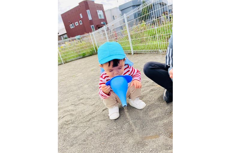 札幌市　厚別　認定保育園　砂遊びをする　園児