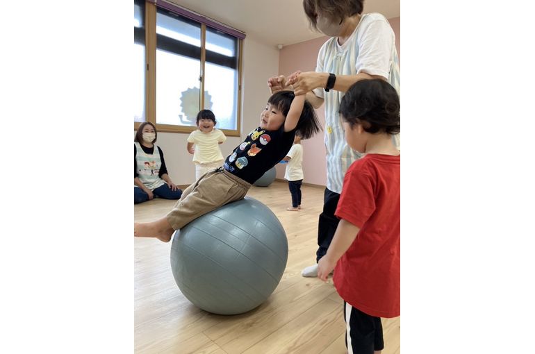 保育園　ボール遊び