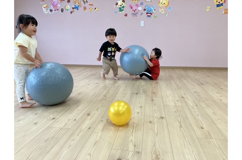 保育園　ボール遊び