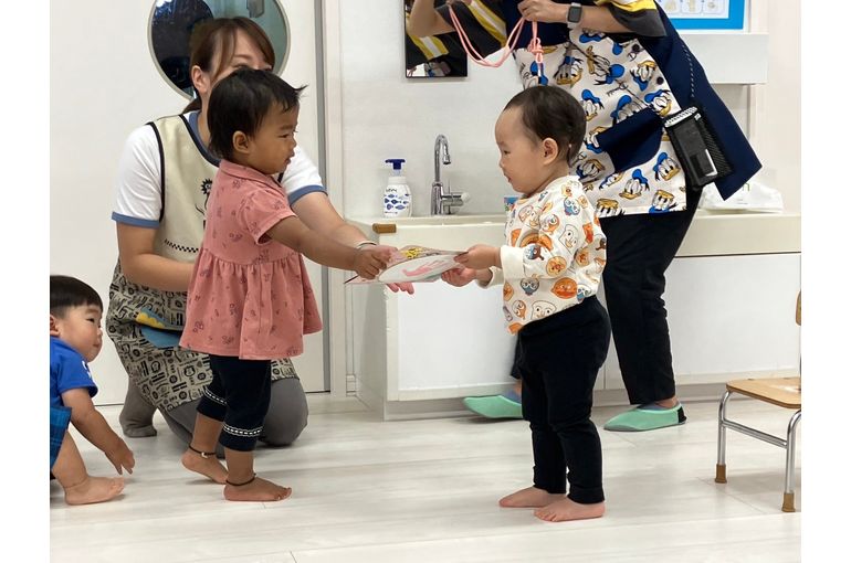 プレゼントを渡すこども