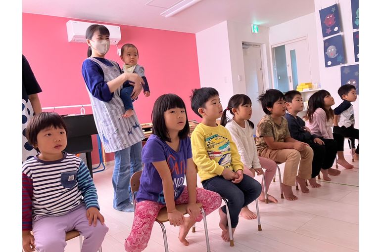 パネルシアターを見る子どもたち