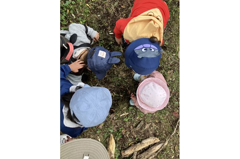 札幌市　南平岸　保育園　土を眺める　子ども達　かわいい　帽子