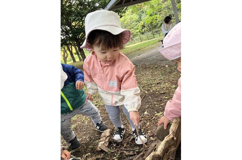 札幌市　南平岸　企業主導型保育園　虫を見つけた　女の子