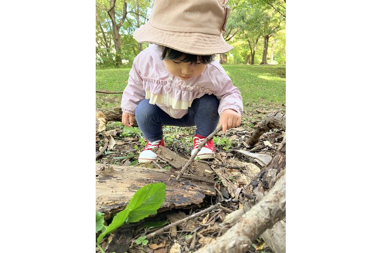 札幌市　南平岸　保育園　虫と遊ぶ　女の子
