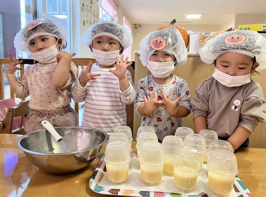 函館市　保育園　プリンづくり　マスクと帽子　姿　園児たち