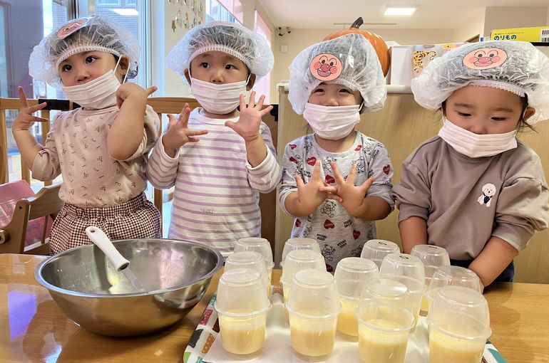 函館市　保育園　プリンづくり　マスクと帽子　姿　園児たち
