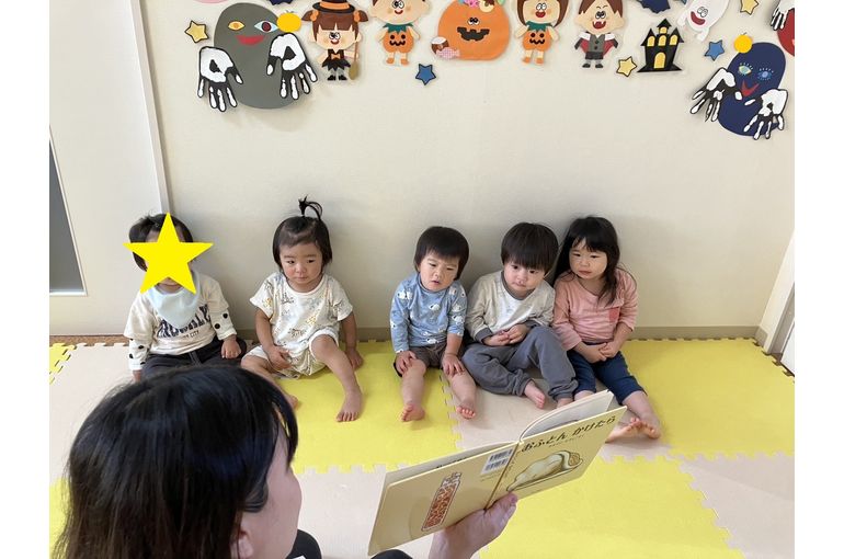 札幌市　南平岸　保育園　絵本　読み聞かせ　様子