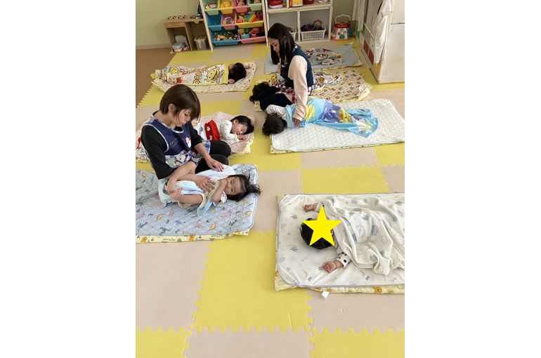 札幌市　南平岸　保育園　お昼寝　全体　様子