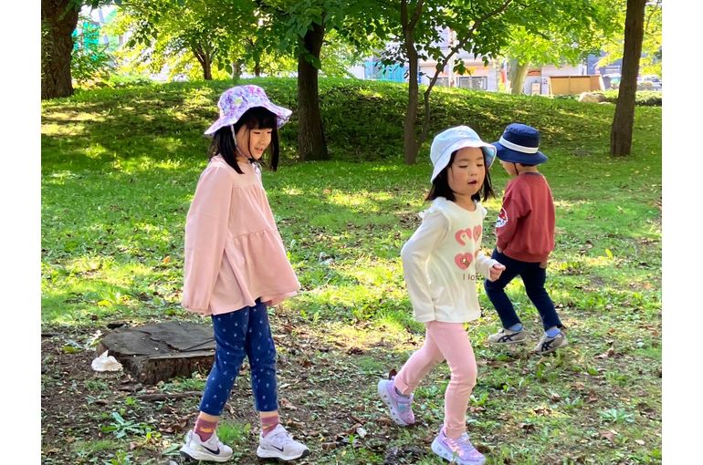 公園を歩くこども