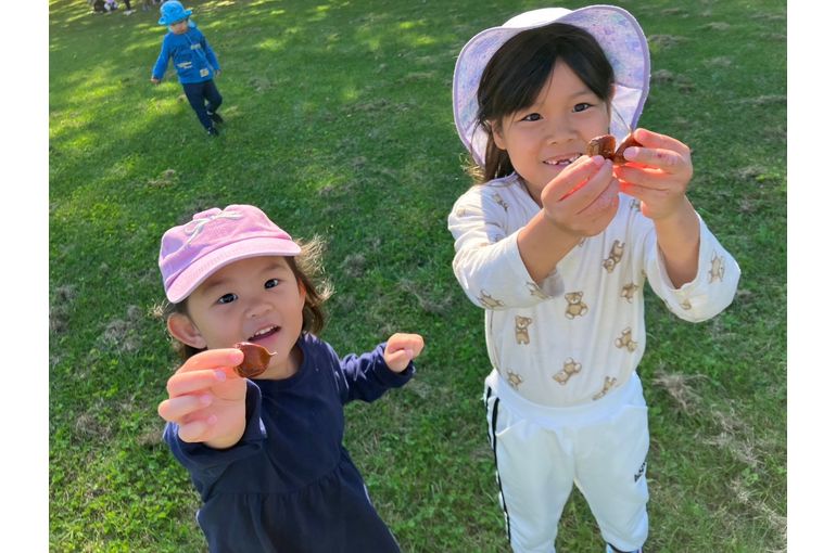 ひろった木の実をもってポーズ