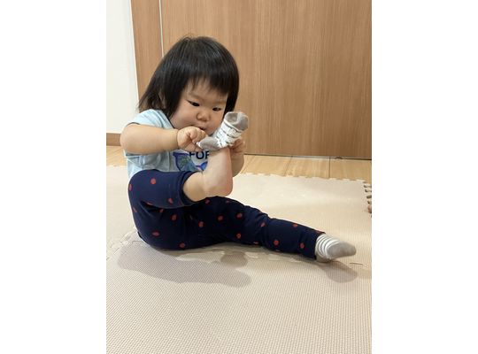 靴下を履くこども
