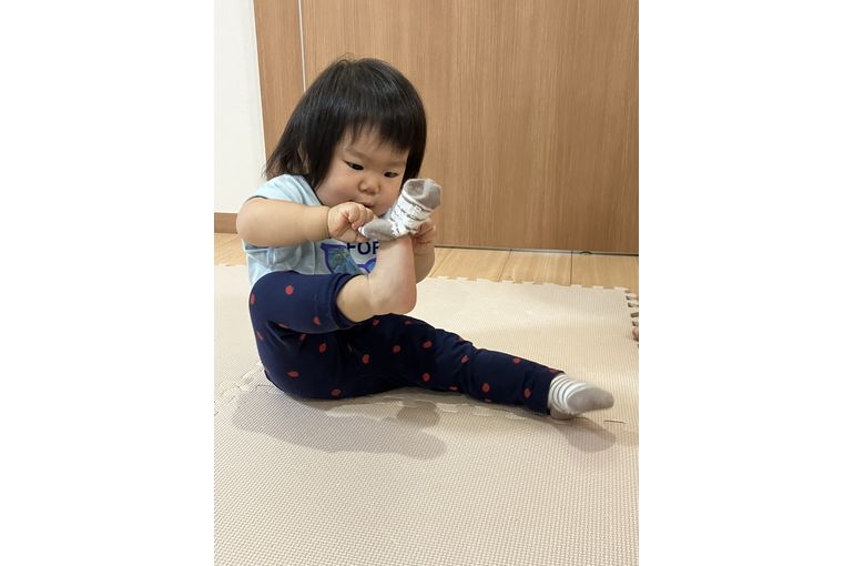 靴下を履くこども
