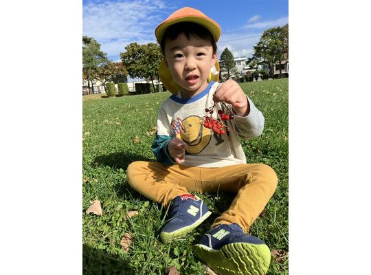 江別市　保育園　公園で遊ぶ　男の子　様子